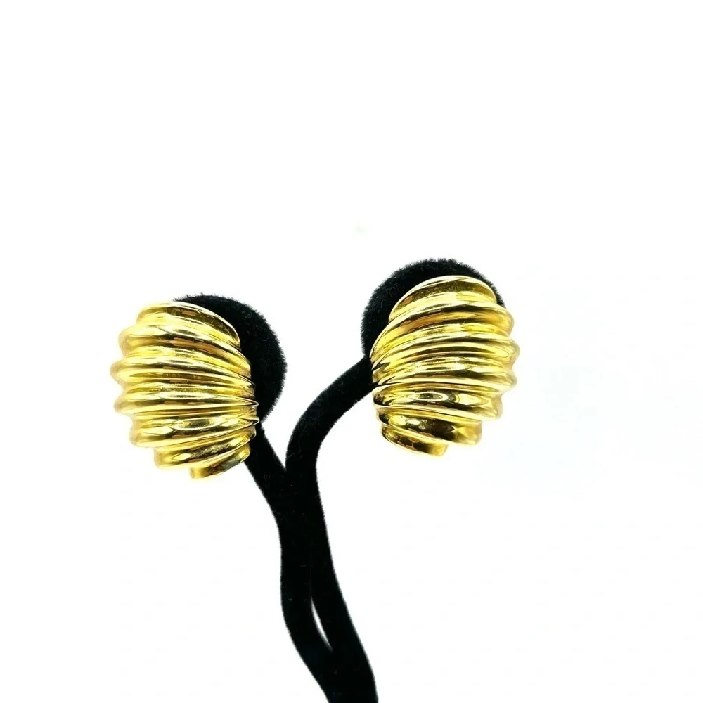 Ribbed Napier Gold Tone Shrimp Domed Chunky Earrings Large Screw back Vintage - Picture 7 of 13